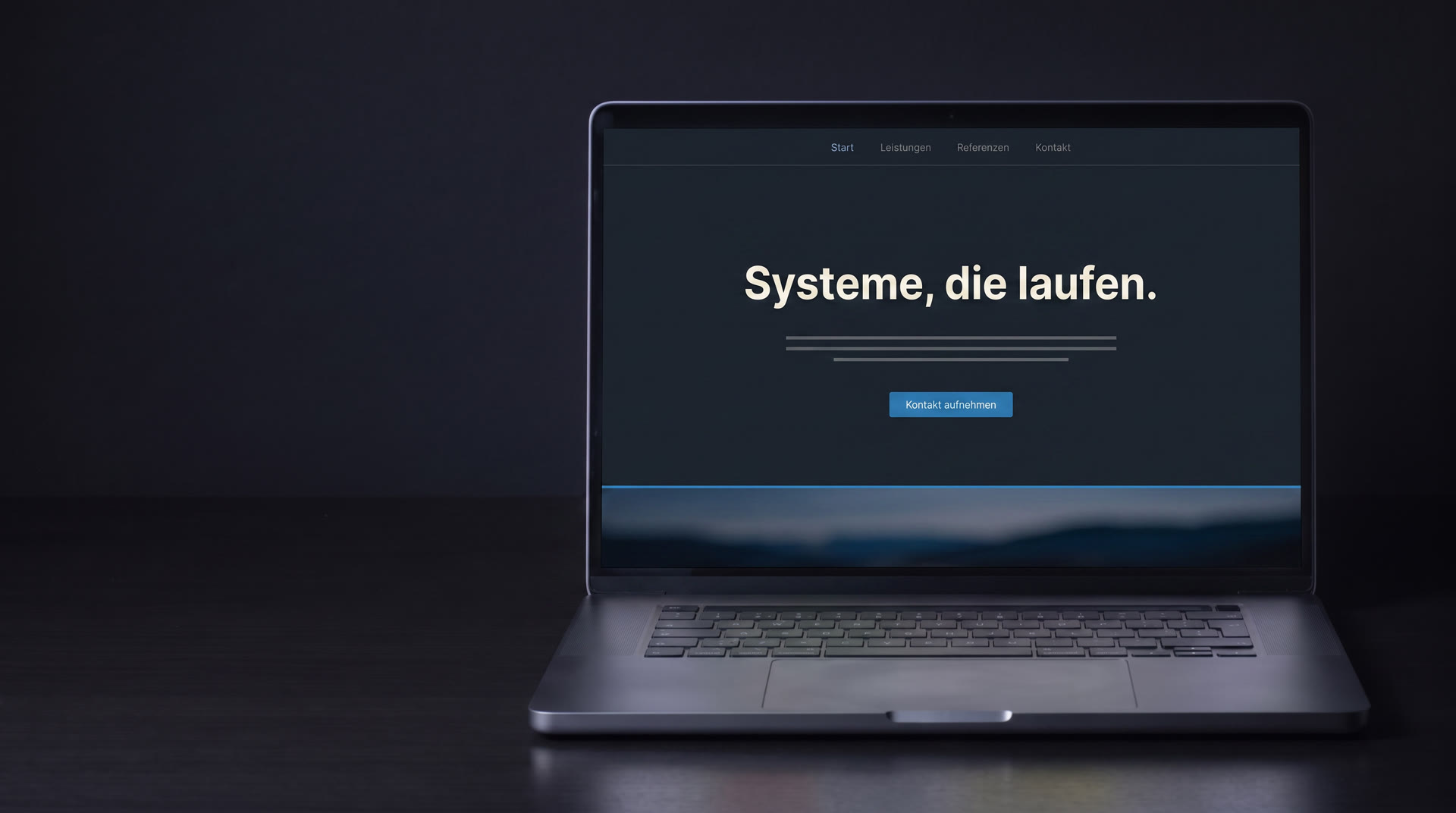 Ein aufgeklapptes Notebook auf einem dunklen Tisch, auf dem Bildschirm eine ruhige, dunkle Website